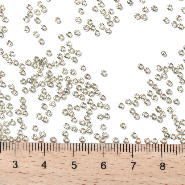 <p>Японский бисер TOHO Round (круглый Тохо), размер 11/0 (2.2 мм). Непрозрачный серебристый бисер (Galvanized Aluminum). Оттенок может отличаться от фотографии. Цена за 10 грамм. Среднее количество бисерин в 1 грамме Toho 11/0 от 70 до 120 штук, может сильно варьироваться в зависимости от вида бисера.</p>
