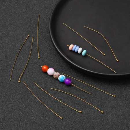 <p>Бюджетные длинные пины с шариком бронзового цвета. Длина около 7 см, диаметр пина около 0,7 мм, диаметр шарика около 1,5-2,5 мм. Головка на пине может быть расположена не точно по центру, пины могут быть погнуты. Оттенок может отличаться от фотографии и в разных поставках. Цена за 10 грамм (около 43 штук, фасуются без проверки на дефекты).</p>