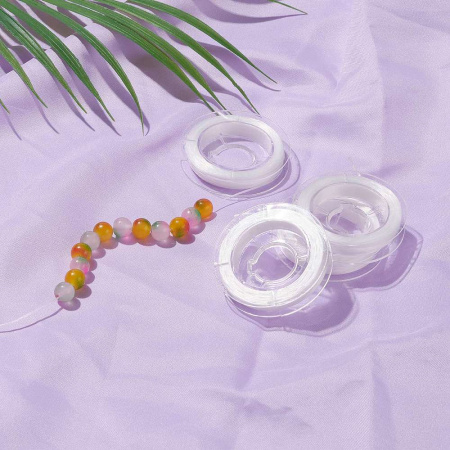 <p>Эластичная резинка для создания растягивающихся браслетов (без замочка), бело-прозрачного цвета. Оттенок может отличаться от фотографии и в разных поставках. Форма катушки может быть разной в разных поставках. Цена указана за катушку (около 10 метров).</p>