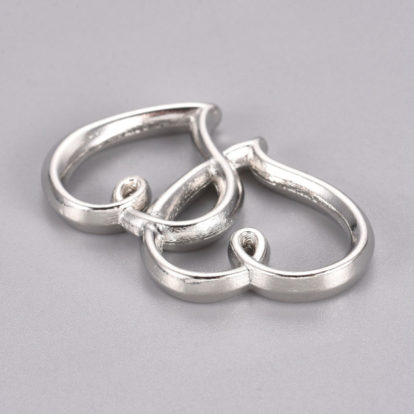 <p>Двусторонний металлический соединительный элемент в форме двух сердец. Цвет - античное серебро с чернением. Оттенок может отличаться от фотографии и в разных поставках. Цена за 5 шт.</p>