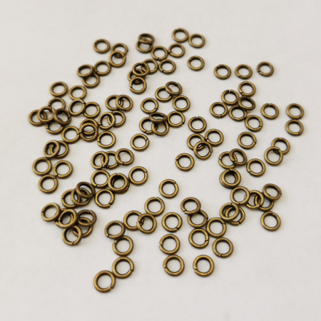 <p>Бюджетные разъёмные соединительные колечки бронзового цвета. Оттенок может отличаться от фотографии и в разных поставках. Толщина около 1 мм. Цена за упаковку 10 грамм (около 100 штук, фасуются без проверки на дефекты).</p>