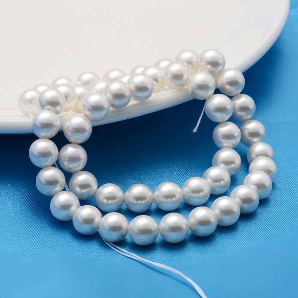 <p>
 Бусины из ракушки с покрытием под жемчуг Майорка (Майолика). Оттенок может немного отличаться от фотографии. На покрытии возможны дефекты - неровности, царапинки, скошенные участки. Цена за низку длиной примерно 38 см (около 47 жемчужин). Низки формируются без проверки каждой бусины на дефекты.
</p>