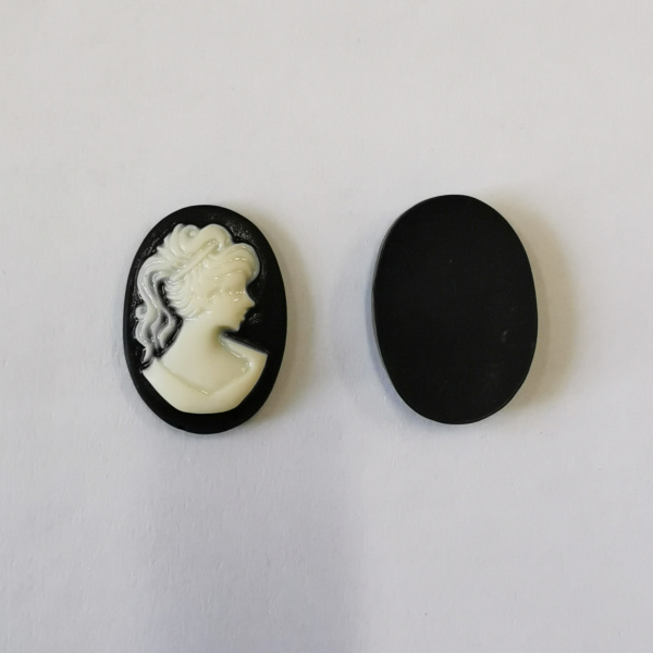 <p>Бюджетная акриловая камея с изображением девушки. Камеи могут немного отличаться по цвету и рисунку. В один заказ мы стараемся класть одинаковые камеи. Производство - Китай. Цена за 10 шт.</p>
<p>УЦЕНКА:: пузырьки, пятна и неровности на поверхности.</p>
