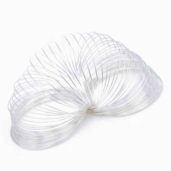 <p>Проволока с памятью для браслета, сталь с покрытием под серебро. На покрытии возможны темные пятнышки. Оттенок может отличаться от фотографии. Толщина проволоки около 0.8 мм, диаметр витка около 6 см (может немного отличаться от заявленного). Цена за 25 витков. При заказе нескольких единиц, по-возможности, отрезается единым куском.</p>