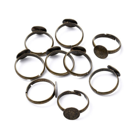 <p>Основа для кольца с платформой 10 мм цвета античной бронзы. Оттенок может отличаться от фотографии и в разных поставках. Размер регулируется. Цена за 5 шт.</p><p>Внимание: платформа может быть смещена относительно центра, припаяна под небольшим наклоном. На платформе сзади может быть виден припой.</p>