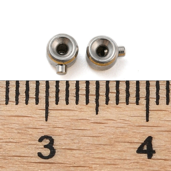 <p>Не темнеющая фурнитура для бижутерии из нержавеющей стали (марка 303, не окисляется, не облезает). Защёлкивающийся кримп One Touch ("Одно Прикосновение") - цилиндрическая бусина с зажимающимся внутрь штырьком (кнопочкой). Диаметр цилиндра около 3.2мм (без учёта штырька), высота около 2.3мм. Используется для фиксации ювелирного тросика, лески или проволоки. С таким кримпом не нужно использовать покрывнную бусину, т.к. он сам по себе смотрится очень аккуратно и профессионально. Вставив тросик (леску,проволоку) в кримп, просто нажмите на торчащий штырёк и он надёжно зафиксирует тросик внутри кримпа. Обратите внимание: кримпы зажимаются довольно туго; при зажимании штырёк входит в кримп не до конца (на поверхности остаётся небольшой кончик). Кримп предназначен для однократного использования! Внутренний диаметр около 0.7 мм. Оттенок может отличаться от фотографии и в разных поставках. Цена за 5 шт.
</p>