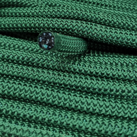 <p>Толстый плетеный синтетический шнур-змейка. Очень прочный, при этом довольно гибкий и мягкий, слегка тянется. Цвет хвойно-зеленый. Оттенок может отличаться от фотографии и в разных поставках. Плетение не очень плотное, сквозь нити может проглядывать сердечник, отличающийся по цвету. Толщина около 1 см, может немного отличаться от заявленной. Можно использовать в качестве основы для создания колье или браслетов, он может послужить альтернативой бисерному жгуту. Произведен в Греции. Цена за отрезок длиной примерно 90 см. При покупке нескольких единиц, по возможности, отрезается цельным куском.</p>