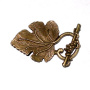 <p>Крупная эффектная застежка-тогл в форме виноградного листа с гроздью ягод винограда. Под античную бронзу. Оттенок может отличаться от фотографии и в разных поставках. Цена за 5 шт.</p>
