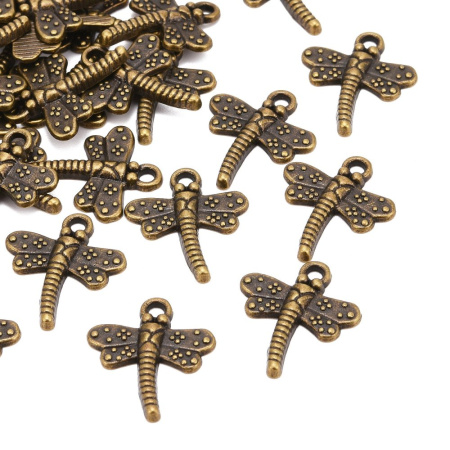 <p>Односторонняя подвеска в форме стрекозки. Подвеска сделана из бижутерного металлического сплава, сверху покрытие под бронзу с чернением. Оттенок может отличаться от фотографии и в разных поставках. Цена за 1 шт.</p>