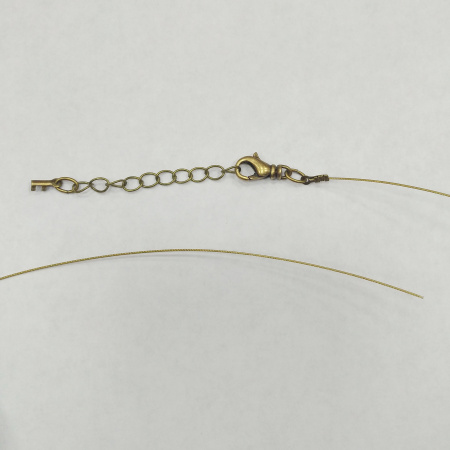 <p>Набор для сборки колье, бус или браслета длиной до 107 см. Цвет светлая бронза. В набор входит 7-жильный ювелирный тросик японского производства толщиной 0.48мм (сталь с нейлоновым покрытием) - около 1 метра, обжимные концевики с соединительными колечками (пара), застежка-карабин с вращающимся основанием 14*7мм и удлиняющая цепочка длиной 4 см. Вся фурнитура, кроме цепочки - оксидированная позолота, цепочка с бронзовым покрытием. Оттенок может отличаться от фотографии и в разных поставках. Цена за 1 набор.</p>