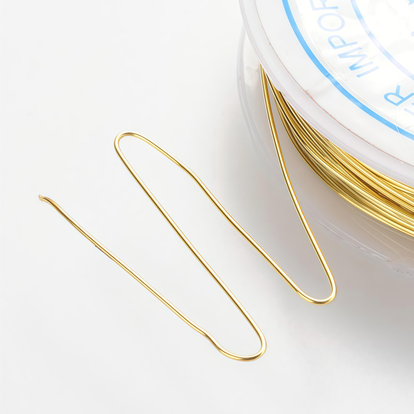 <p>Медная проволока с покрытием золотистого цвета. Оттенок может отличаться от фотографии в разных поставках. Намотка может состоять из нескольких частей. Цена за катушку около 8 метров.</p><p>ВНИМАНИЕ: на покрытии возможны пятнышки, дизайн этикетки может отличаться от фотографии.</p>