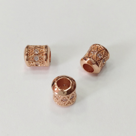 <p>Фурнитура для бижутерии Милано люкс (MILANO LUX). Качественный компонент для бижутерии - эффектная бусина - цилиндр, напоминающая барабан. Размер отверстия примерно 3 мм. Инкрустация фианитами в технике паве. Цена за 1 шт.</p>