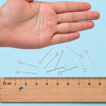 <p>Бюджетные пины с ушком (штифты с петелькой) серебристого цвета. Оттенок может отличаться от фотографии и в разных поставках. Размер пинов может немного отличаться от заявленного. Цена за 10 грамм (около 120 штук, фасуются на вес проверки на дефекты).</p>
