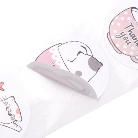 <p>
 Яркие милые самоклеющиеся стикеры с изображением котиков в кофейных чашечках с надписью Thank you (Спасибо). Размер наклейки примерно 2.5*2.5 см, может немного отличаться от заявленного. Отлично подходят для декорирования подарков, в том числе сделанных вручную, и детского творчества. Оттенок может отличаться от фотографии и в разных поставках. Наклейки сделаны из бумаги, поставляются на катушке, в наборе около 500 наклеек.
</p>