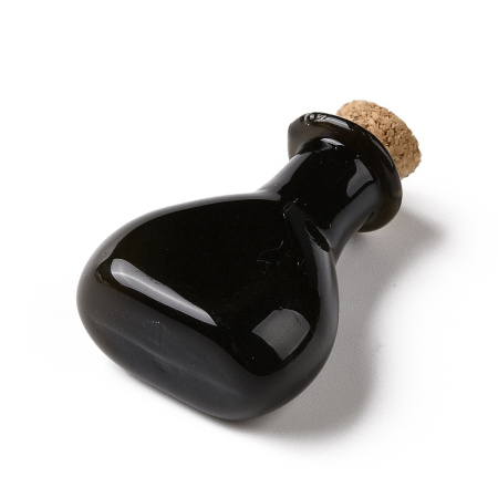 <p>Миниатюрная стеклянная бутылочка с пробкой. Бутылочка сделана из цветного стекла. Цвет непрозрачный чёрный, оттенок может отличаться от фотографии и в разных поставках. Высота баночек без пробки около 27-29 мм, ширина около 21 мм, толщина около 11 мм. Внутренний диаметр горлышка около 5 мм. Такие бутылочки отлично подходят для создания кулонов, кукольных миниатюр, как реквизит для различных игр, а также для декорирования дома. На поверхности возможны мелкие царапинки и пятнышки. Бутылочки могут немного отличаться по форме и размеру. Цена за 1 шт.</p>
<p>УЦЕНКА: горлышко неровное, возможны заусенцы и небольшие сколы.</p>