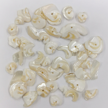 <p>Бусины - сколы неправильной формы из натурального тонированного перламутра, цвет белый с золотисто-бежевым. Бусины существенно отличаются по форме и размеру. Оттенок может отличаться от фотографии и в разных поставках. Цена за 20 грамм (около 30-60 бусин, фасуются без проверки на дефекты и подбора по форме, размеру и цвету).</p>