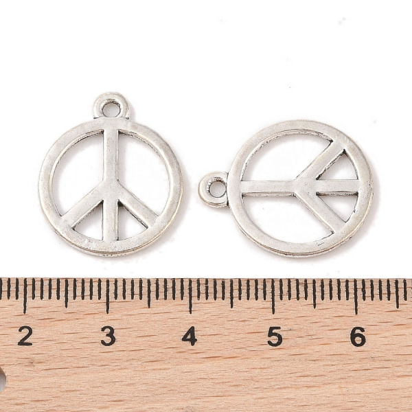 <p>Двусторонняя подвеска из тибетского серебра в форме пацифистского знака (peace symbol). На фотографии показана лицевая и тыльная стороны. На подвесках данной партии возможны небольшие неровности на покрытии, пятнышки. Базовый материал - бижутерный металлический сплав, покрытие серебристое с чернением. Оттенок может отличаться от фотографии и в разных поставках. Цена за 10 шт.</p>