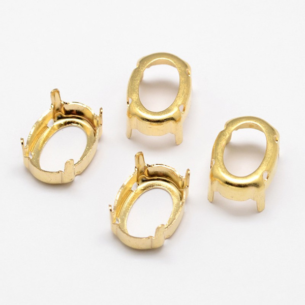 <p>Пришивная оправа с цапами для кристалла. Форма овал, размер 18*13 мм. Цапы подходят для кристаллов Swarovski. Базовый материал - латунь, покрытие золотого цвета. Оттенок может отличаться от фотографии и в разных поставках. Цена за 10 шт.</p>