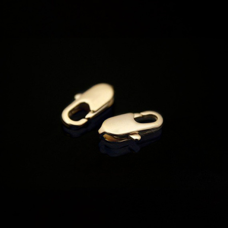 <p>Качественная корейская фурнитура класса люкс. Удобный замочек - карабин с ответной частью. Размер карабина - 10*5 мм, размер ответной части - 8*4 мм. Базовый материал - латунь, покрытие - матовая позолота 16 карат. Оттенок может отличаться от фотографии и в разных поставках. На покрытии возможны небольшие разводы. Цена за 1 шт.</p>

