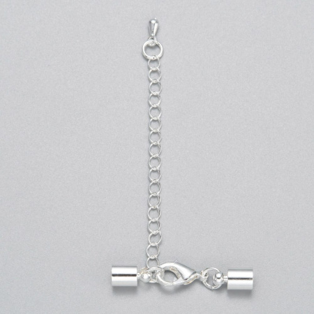 <p>Набор для окончания украшения на шнуре с круглым сечением или из бижутерной сетки. В набор входят клеевые концевики, к одному концевику прикреплена застежка карабин (лобстер), к другому - цепочка-удлинитель длиной 4.5 см. и декоративной капелькой на конце. Цвет под серебро. Оттенок может отличаться от фотографии и в разных поставках. Цена за 1 набор.</p><p>ВНИМАНИЕ: На покрытии возможны царапинки, пятнышки, пузырьки.</p>