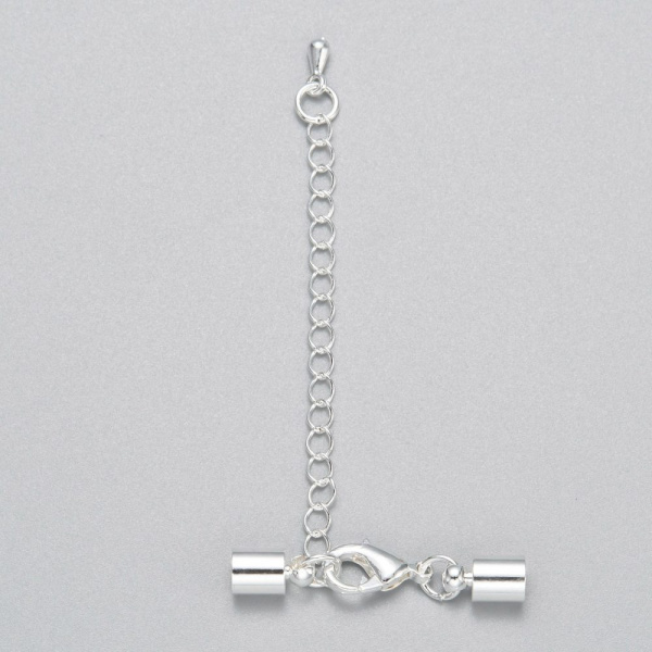 <p>Набор для окончания украшения на шнуре с круглым сечением или из бижутерной сетки. В набор входят клеевые концевики, к одному концевику прикреплена застежка карабин (лобстер), к другому - цепочка-удлинитель длиной 4.5 см. и декоративной капелькой на конце. Цвет под серебро. Оттенок может отличаться от фотографии и в разных поставках. Цена за 1 набор.</p><p>ВНИМАНИЕ: На покрытии возможны царапинки, пятнышки, пузырьки.</p>