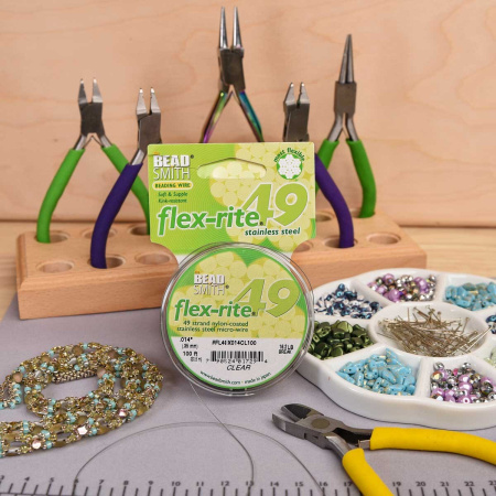 <p>
Профессиональный ювелирный тросик Flex-Rite с нейлоновым покрытием. 49-жильный тросик премиум-класса. Цвет стальной (темно-серебристый). Оттенок может отличаться от фотографии и в разных поставках. На фотографии изображена катушка, с которой мы отрезаем тросик. Тросик в заказ вкладывается без катушки! Цена за отрезок 50 см. При заказе нескольких единиц отрезается цельным куском.
</p>