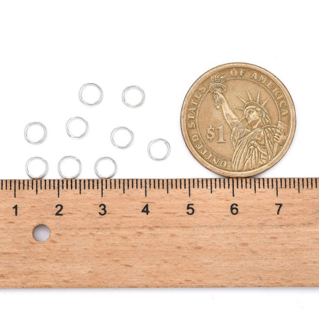 <p>Бюджетные двойные колечки цвета светлого серебра. Оттенок может отличаться от фотографии и в разных поставках. Отлично подойдут в качестве держателей для тяжелых подвесок. Толщина проволоки - около 0.6 мм, толщина двойной части - около 1.2 мм. Цена за упаковку 5 грамм (около 95 штук, фасуются без проверки на дефекты).</p>