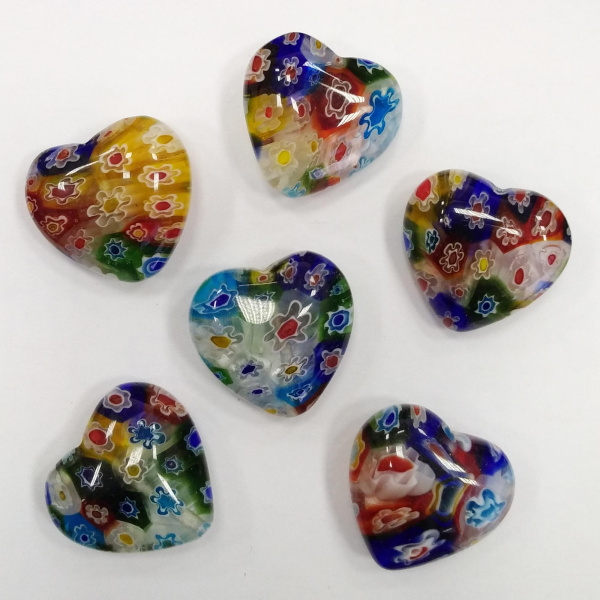 <p>Стеклянная бусина ручной работы, выполнена в технике миллефиори. Все сердечки имеют разную расцветку, могут незначительно отличаться по размеру и форме. Цена за 1 шт.
</p>