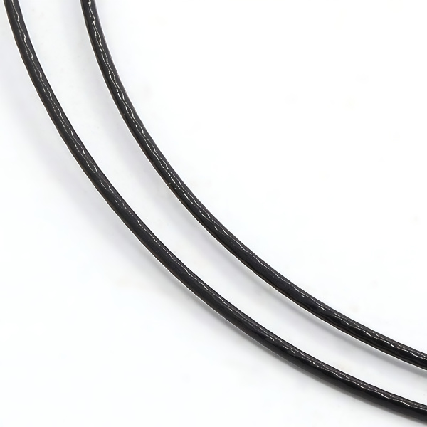 <p>Жесткая основа для колье (чокер) с закручивающимся замком. Цвет основы черный, цвет замочка стальной. Оттенок может отличаться от фотографии и в разных поставках. Основа может быть слегка перекошена, но легко выпрямляется под тяжестью подвески или кулона, возможны мелкие царапинки на замке. Длина 45 см, толщина тросика - 1 мм. Цена за 5 шт.</p>