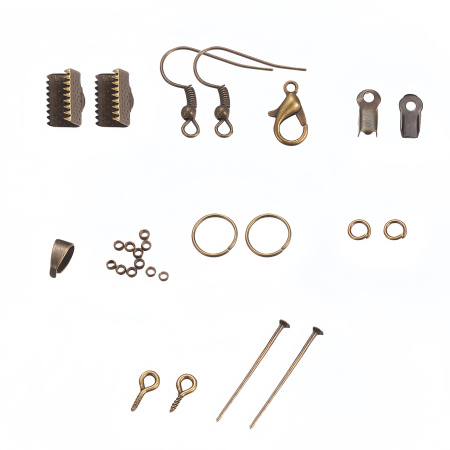 <p>Набор фурнитуры бронзового цвета для создания украшений (бижутерии). Оттенок может отличаться от фотографии и в разных поставках. Внутри коробочки может попадаться шелуха овса, используемая для абсорбции лишней влаги. В набор входит:
</ul>
<li>Кримпы размером около 2мм (внутренний диаметр около 1.2мм): около 250 шт.</li>
<li>Пины со шляпкой размером около 22*0.7мм: около 5 грамм.</li>
<li>Концевики обжимные размером около 9*4*3.5мм, внутренний размер около 2.5мм: около 25 пар.</li>
<li>Концевики для лент текстурированные зажимные размером около 10*7мм (для лент шириной 9-10мм): около 10 пар.</li>
<li>Открытые швензы-крючки около 18мм с шариком и пружинкой: около 10 пар.</li>
<li>Застёжка-карабин 12*6 мм: около 30 шт.</li>
<li>Штифт вкручивающийся размером около 8*4*1мм: около 150 шт.</li>
<li>Держатель зажимной размером около 7*5*3мм: около 20 шт.</li>
<li>Одинарные разъёмные соединительные колечки размером около 8*0.7мм: около 10 грамм.</li>
<li>Одинарные разъёмные соединительные колечки размером около 4*0.7мм: около 10 грамм.</li>
<li>Прозрачная ластиковая коробочка-органайзер на 10 ячеек с синим замком-фиксатором, размер коробочки примерно 13*6.8*2.1 см.</li>
</p>