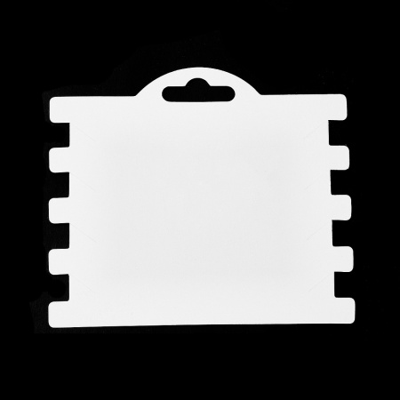 <p>Картонный держатель (шпуля) для демонстрации украшений. На карточку можно надеть браслет или легкие бусы, кулон, заколку, резиночку для волос. Для продажи серег необходимо будет проделать в карточке дополнительные отверстия. Также можно использовать как ценник. Карточка сделана из белого картона, глянцевого с лицевой стороны. На карточке нарисована кисть руки с браслетами. Сверху имеется вырубка для подвешивания . Цена за 20 шт.</p>