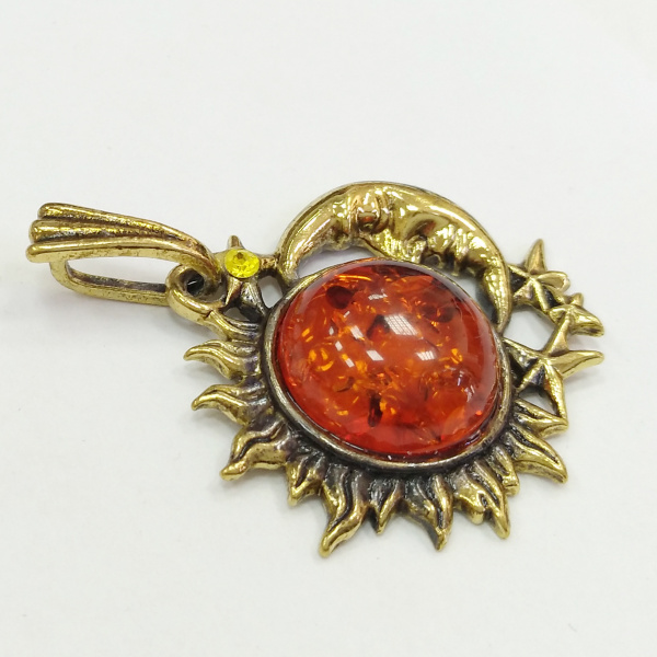 <p>Подвеска - солнце и месяц. Металлическая часть сделана из бижутерного сплава с покрытием золотистого цвета с чернением. Вставка выполнена из прессованного янтаря. Цвет стеклянного кристалла может отличаться. Цена за 1 шт.</p>