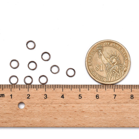 <p>Бюджетные двойные колечки медного цвета. Отлично подойдут в качестве держателей для тяжелых подвесок. Толщина проволоки - около 0.6 мм, толщина двойной части - около 1.2 мм. Цена за упаковку 5 грамм (около 95 штук).</p>