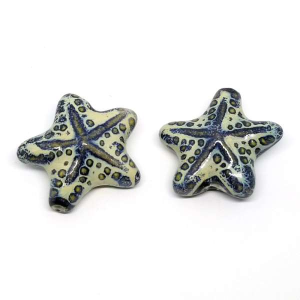 <p>Крупная эффектная керамическая бусина - морская звездочка ручной работы. Бусина покрыта глазурью светло-бежевого цвета с сине-голубыми и коричневыми узорами. Цвет может отличаться от фотографии. Бусины могут отличаться по форме и размеру, рисунок на каждой бусине уникален. Диаметр отверстия - около 2.5 мм. Цена за 1 бусину.</p><p>ВНИМАНИЕ: отверстие сделано не очень аккуратно, возможны небольшие сколы у отверстия.</p>