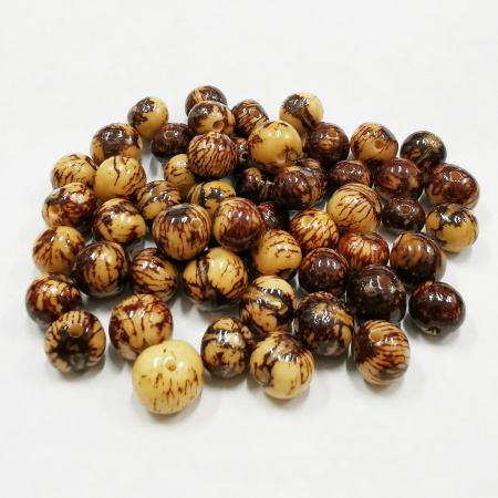 <p>Бусина из орехов пальмы асаи (капустной пальмы), произрастающей в амазонских лесах. Бусины натуральные, могут отличаться по цвету, размеру и форме. Могут быть небольшие сколы у отверстий. Бусины покрыты лаком. Оттенок может отличаться от фотографии и в разных поставках. Цена за 5 шт.</p>