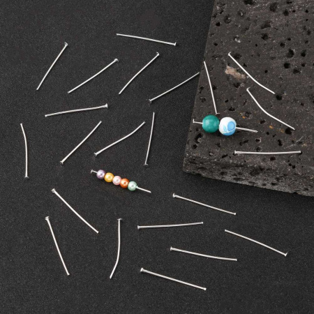 <p>Бюджетные пины со шляпкой. Диаметр шляпки около 2.5 мм. Шляпка на пине может быть расположена не точно по центру. Оттенок может отличаться от фотографии. Цена за 10 грамм, около 65 шт. Фасуются на вес без проверки на дефекты.</p>