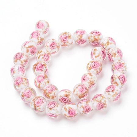 <p>Стеклянная бусина лэмпворк ручной работы. Бусина белого цвета со спиральным узором розового цвета и золотистыми блестками. Оттенок может отличаться от фотографии. Диаметр отверстий - около 1.2-1.6 мм. Бусины могут немного отличаться по форме и размеру. Цена за 1 шт.</p>