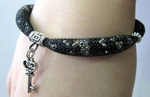 Мастер-класс по изготовлению браслета из бижутерной сетки Мастер-класс по изготовлению браслета из бижутерной сетки