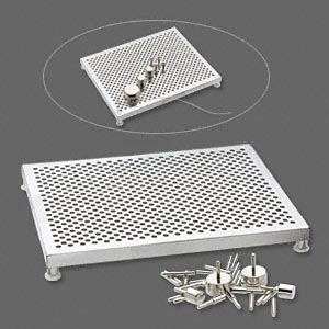 Набор для работы с проволокой, 140х114мм, Wig-A-Ma-Jig Deluxe, 1 шт. <p>
Металлический набор для работы с проволокой Wig A Ma Jig Deluxe (аналог WigJig и Thing A Ma Jig Deluxe). Изготовлен из закаленного алюминия, очень прочный и надежный. В комплекте 1 алюминиевая доска, 30 металлических колышков - насадок (20 малых, 6 средних, 2 больших и 2 очень больших), силиконовые закрепители для колышков. В комплект также входит подробная инструкция с примерами (на английском языке + картинки). Рабочая площадь поверхности составляет около 140*114 мм. Допустимо смещение 1-2 отверстий (могут быть просверлены не равномерно). По почте отправляется только по предоплате. Инструмент произведен американской компанией Bead Smith в Китае.
</p>
<p>
О работе с этим инструментом читайте в нашей статье <a href="https://stilnaya.com/blog/1-stati/80-instrument-dlya-raboty-s-provolokoj.html" title="Как использовать инструменты для работы с проволокой" target="_blank">«Как использовать инструменты для работы с проволокой»</a>
</p>