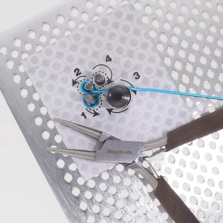 Набор для работы с проволокой, 140х114мм, Wig-A-Ma-Jig Deluxe, 1 шт. <p>
Металлический набор для работы с проволокой Wig A Ma Jig Deluxe (аналог WigJig и Thing A Ma Jig Deluxe). Изготовлен из закаленного алюминия, очень прочный и надежный. В комплекте 1 алюминиевая доска, 30 металлических колышков - насадок (20 малых, 6 средних, 2 больших и 2 очень больших), силиконовые закрепители для колышков. В комплект также входит подробная инструкция с примерами (на английском языке + картинки). Рабочая площадь поверхности составляет около 140*114 мм. Допустимо смещение 1-2 отверстий (могут быть просверлены не равномерно). По почте отправляется только по предоплате. Инструмент произведен американской компанией Bead Smith в Китае.
</p>
<p>
О работе с этим инструментом читайте в нашей статье <a href="https://stilnaya.com/blog/1-stati/80-instrument-dlya-raboty-s-provolokoj.html" title="Как использовать инструменты для работы с проволокой" target="_blank">«Как использовать инструменты для работы с проволокой»</a>
</p>