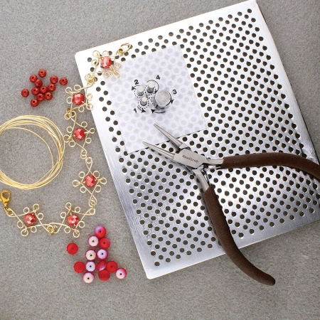 Набор для работы с проволокой, 140х114мм, Wig-A-Ma-Jig Deluxe, 1 шт. <p>
Металлический набор для работы с проволокой Wig A Ma Jig Deluxe (аналог WigJig и Thing A Ma Jig Deluxe). Изготовлен из закаленного алюминия, очень прочный и надежный. В комплекте 1 алюминиевая доска, 30 металлических колышков - насадок (20 малых, 6 средних, 2 больших и 2 очень больших), силиконовые закрепители для колышков. В комплект также входит подробная инструкция с примерами (на английском языке + картинки). Рабочая площадь поверхности составляет около 140*114 мм. Допустимо смещение 1-2 отверстий (могут быть просверлены не равномерно). По почте отправляется только по предоплате. Инструмент произведен американской компанией Bead Smith в Китае.
</p>
<p>
О работе с этим инструментом читайте в нашей статье <a href="https://stilnaya.com/blog/1-stati/80-instrument-dlya-raboty-s-provolokoj.html" title="Как использовать инструменты для работы с проволокой" target="_blank">«Как использовать инструменты для работы с проволокой»</a>
</p>